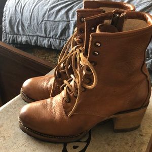 Freebird Cavalier tan size 9 excellent condition